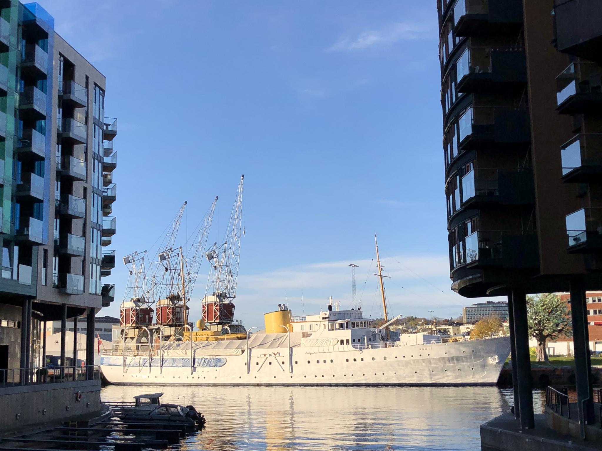 Kongeskipet oppankret utenfor leiligheten